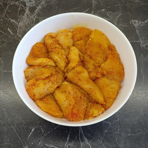 Куриные грудки в сметане с куркумой
