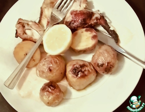 Куриные крылья с картофелем и харисой