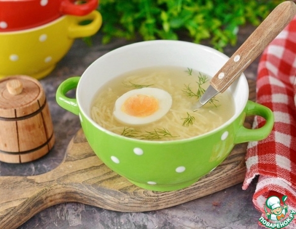 Куриный бульон с вермишелью и яйцом Куриный бульон с вермишелью и яйцом