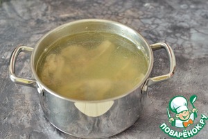 Куриный бульон с вермишелью и яйцом Куриный бульон с вермишелью и яйцом