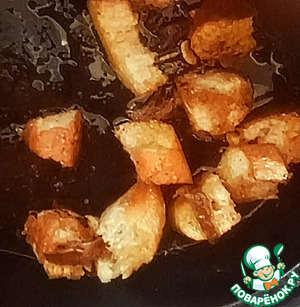Куриный салат с крутонами из анчоусов Куриный салат с крутонами из анчоусов