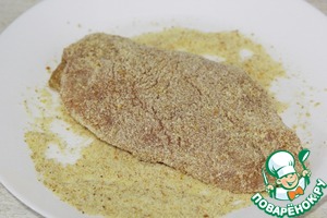 Куриный шницель на свекольном креме