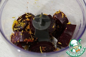 Куриный шницель на свекольном креме