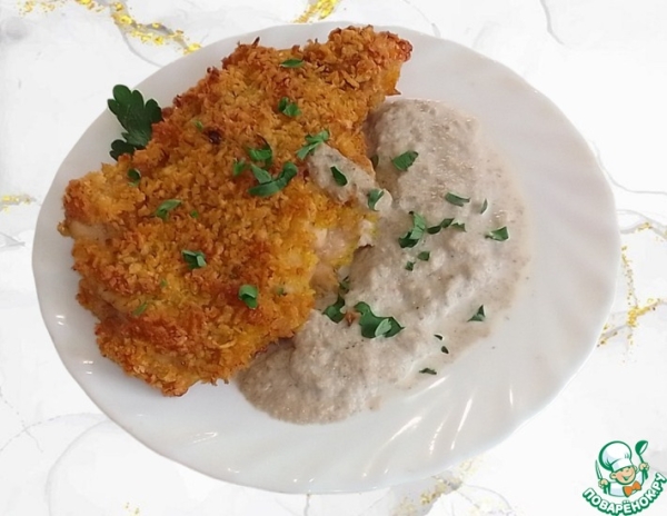 Куриный шницель в чипсах с грибным соусом