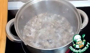 Куриный шницель в чипсах с грибным соусом