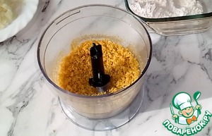 Куриный шницель в чипсах с грибным соусом