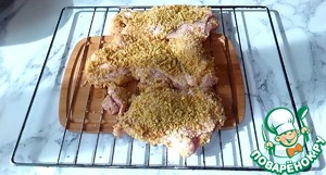 Куриный шницель в чипсах с грибным соусом