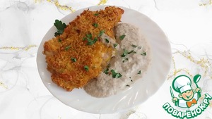 Куриный шницель в чипсах с грибным соусом