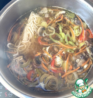 Куриный суп с овощами и лапшой