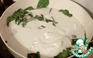 Лапша с яйцами, кокосом и кориандром
