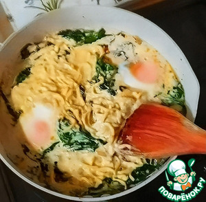 Лапша с яйцами, кокосом и кориандром