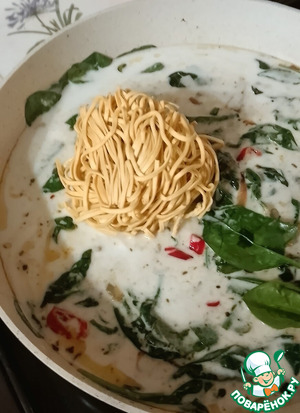 Лапша с яйцами, кокосом и кориандром