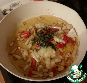Лапша с яйцами, кокосом и кориандром