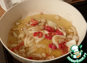 Лапша с яйцами, кокосом и кориандром