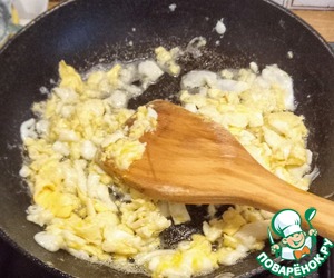 Лапша с яйцом в томатном соусе