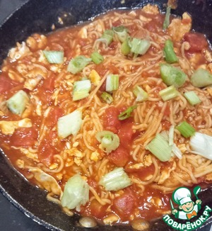 Лапша с яйцом в томатном соусе