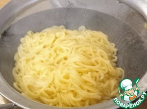 Лапша с яйцом в томатном соусе