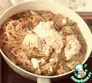 Лапша с крабом и спаржей