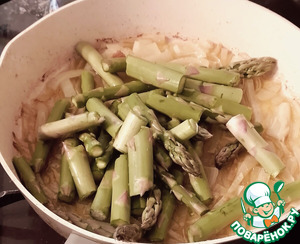 Лапша с крабом и спаржей