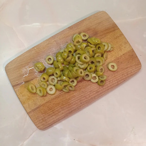 Легкий салат с огурцами и оливками Легкий салат с огурцами и оливками