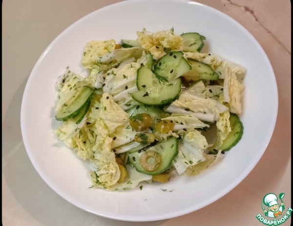 Легкий салат с огурцами и оливками Легкий салат с огурцами и оливками