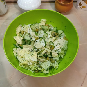 Легкий салат с огурцами и оливками Легкий салат с огурцами и оливками