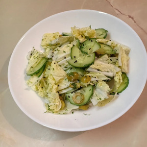 Легкий салат с огурцами и оливками Легкий салат с огурцами и оливками