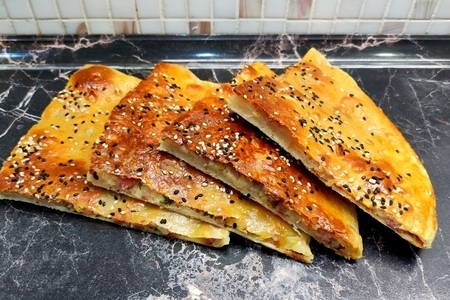 Лепёшка на завтрак с картошкой и колбасой.