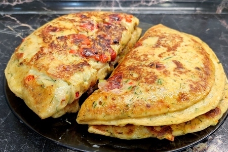 Лепёшки с сыром и помидорами.