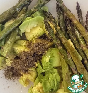 Летний салатик из спаржи, авокадо и яиц