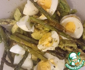 Летний салатик из спаржи, авокадо и яиц