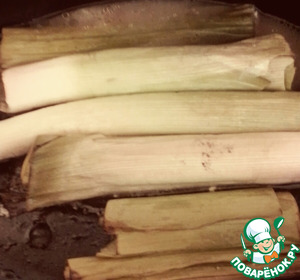 Лук-порей с соусом из петрушки