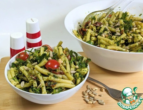 Макаронный салат с заправкой из песто Макаронный салат с заправкой из песто