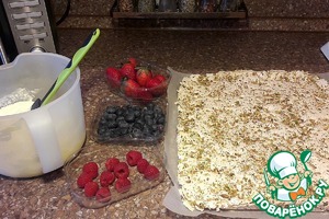 Меренговый рулет с ягодами и орехами Меренговый рулет с ягодами и орехами