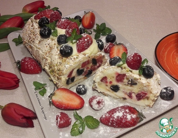 Меренговый рулет с ягодами и орехами Меренговый рулет с ягодами и орехами