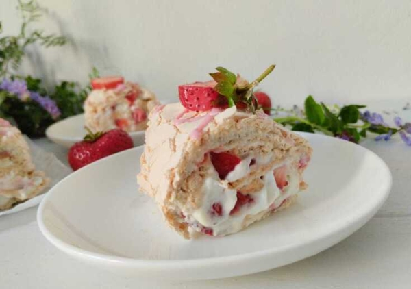 Меренговый рулет с клубникой