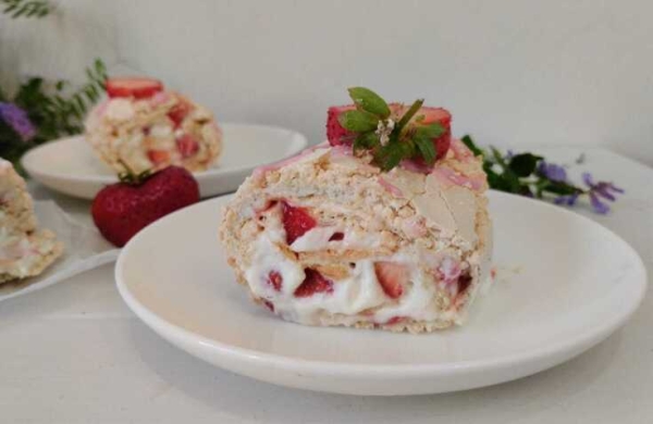 Меренговый рулет с клубникой