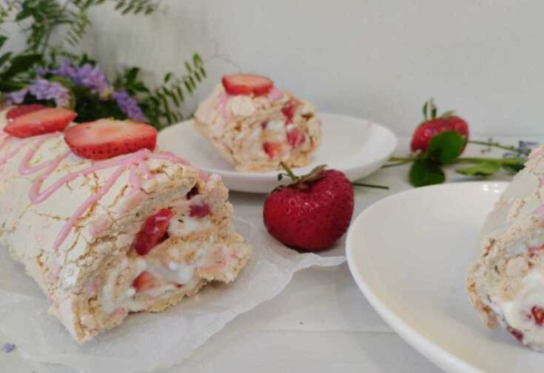 Меренговый рулет с клубникой