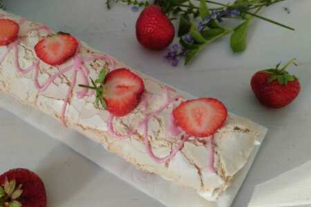 Меренговый рулет с клубникой
