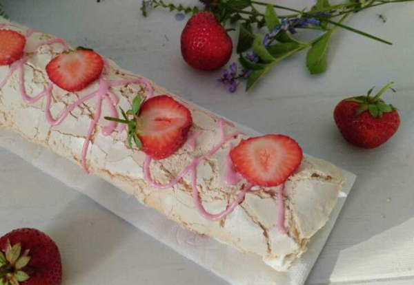 Меренговый рулет с клубникой