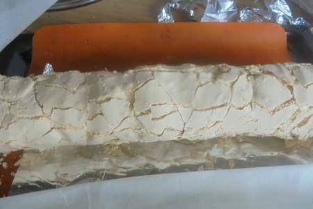 Меренговый рулет с клубникой