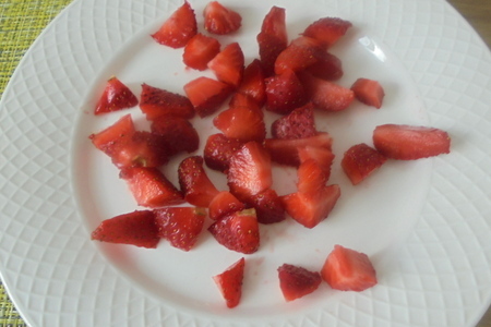 Меренговый рулет с клубникой