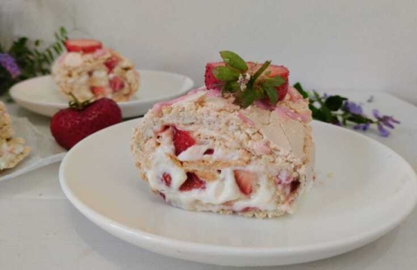 Меренговый рулет с клубникой