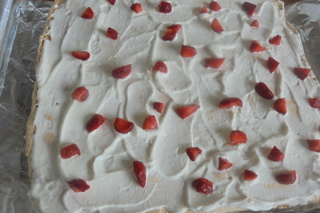 Меренговый рулет с клубникой