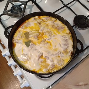 Минтай, тушеный в сметане с овощами Минтай, тушеный в сметане с овощами