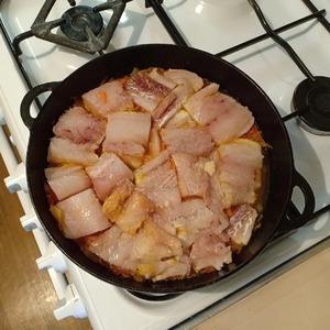 Минтай, тушеный в сметане с овощами Минтай, тушеный в сметане с овощами