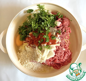 Мясной хлебец в окружении ломтиков картофеля