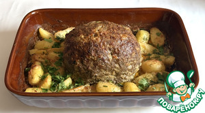 Мясной хлебец в окружении ломтиков картофеля