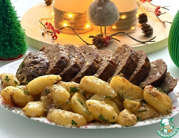 Мясной хлебец в окружении ломтиков картофеля