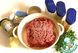 Мясной хлебец в окружении ломтиков картофеля